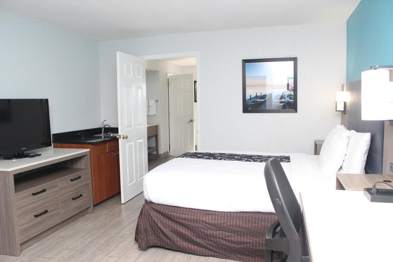 Split Room Two Queen Beds City View Non-Smoking