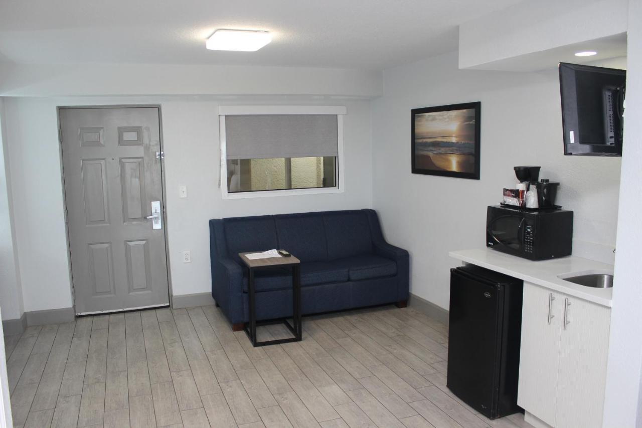 Oceanfront Queen Suite Sofa Non-Smoking