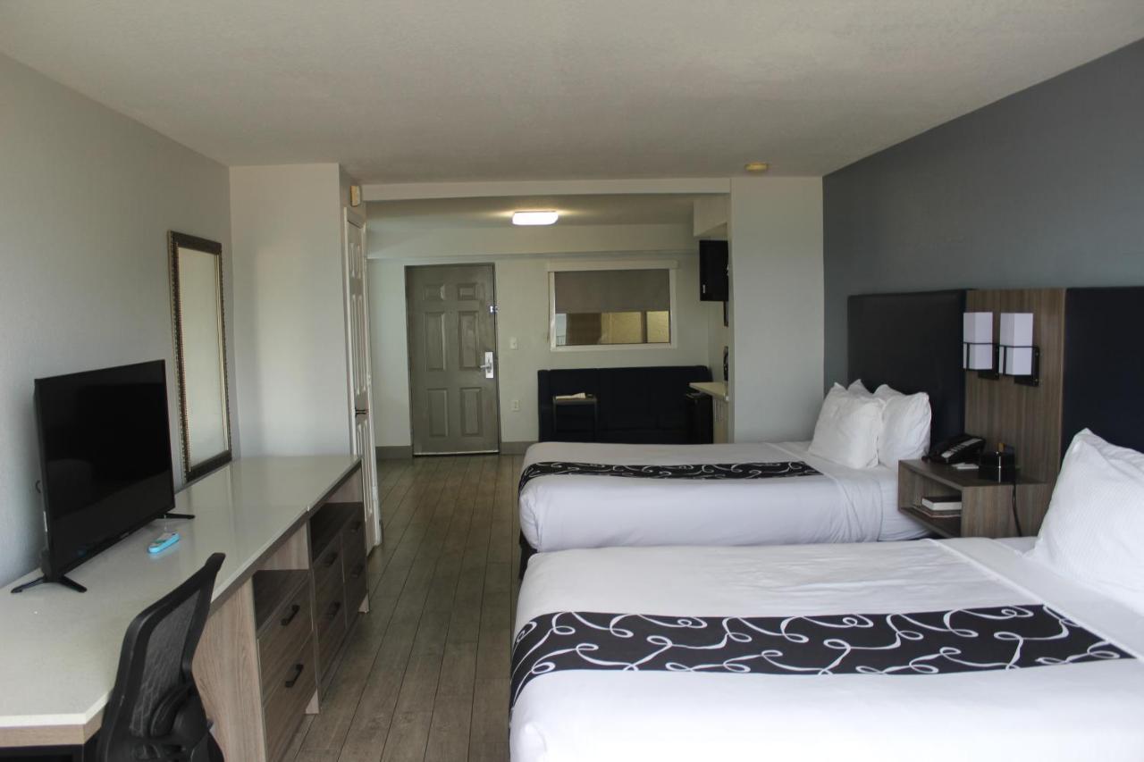 Oceanfront Queen Suite Sofa Non-Smoking