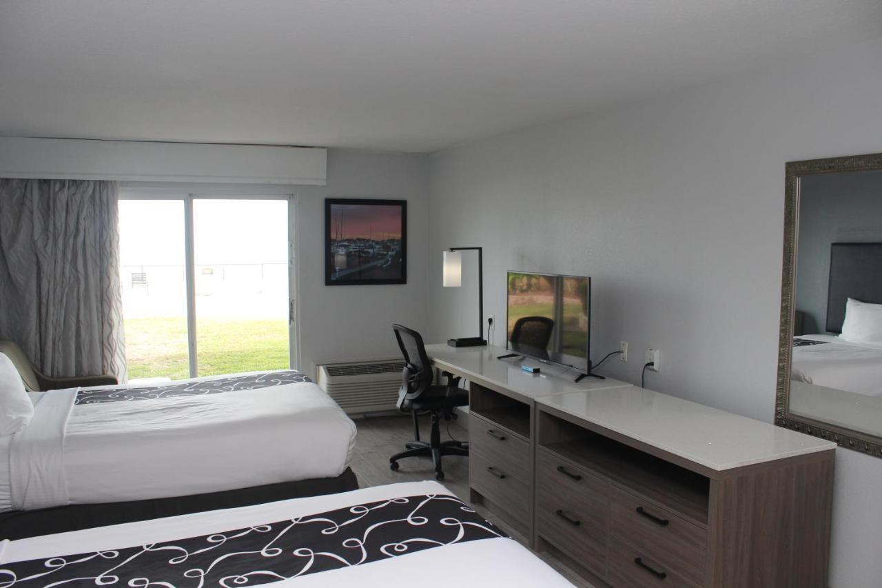 Oceanfront Queen Suite Sofa Non-Smoking