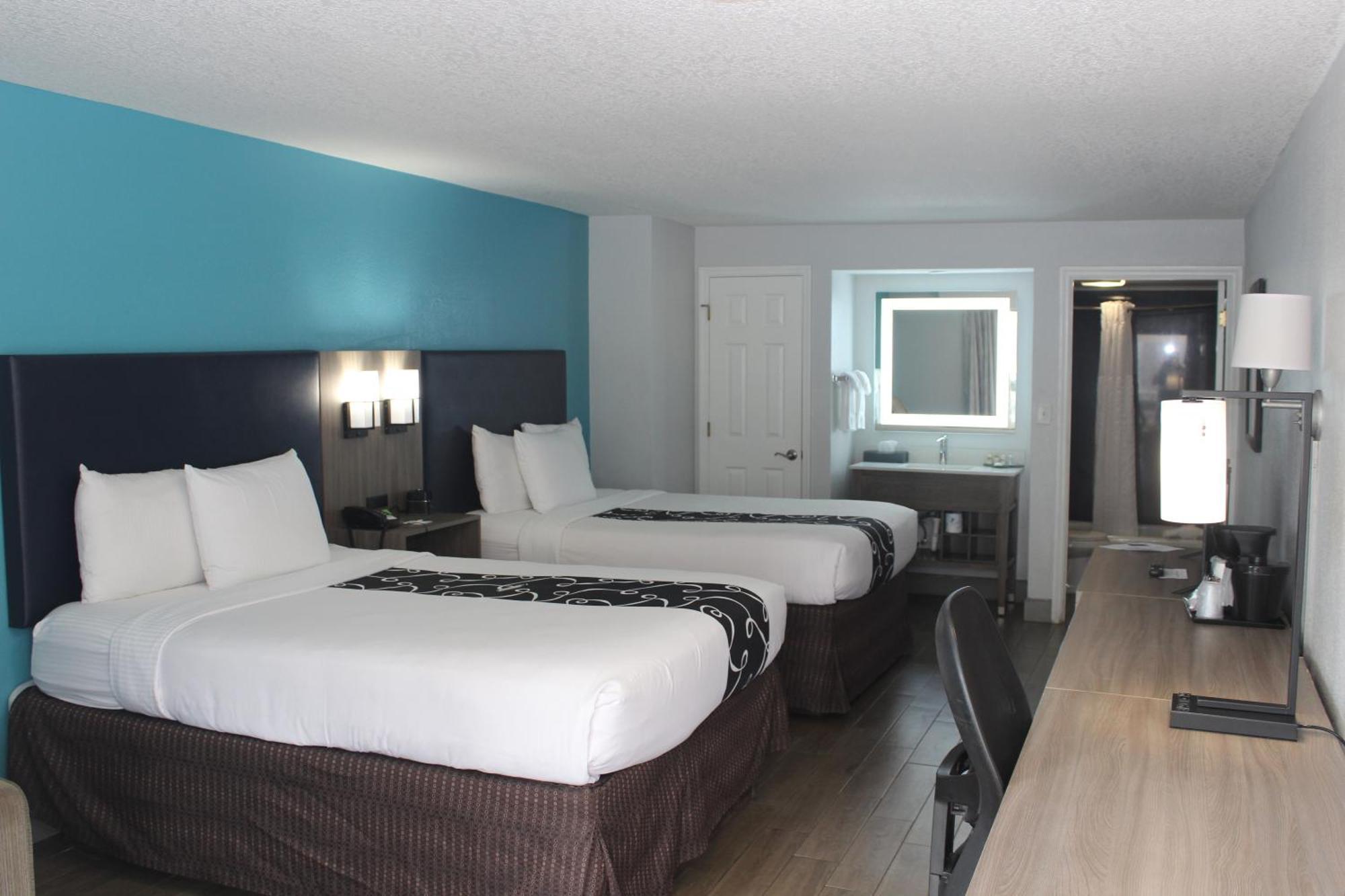 Oceanfront Queen Suite Sofa Non-Smoking