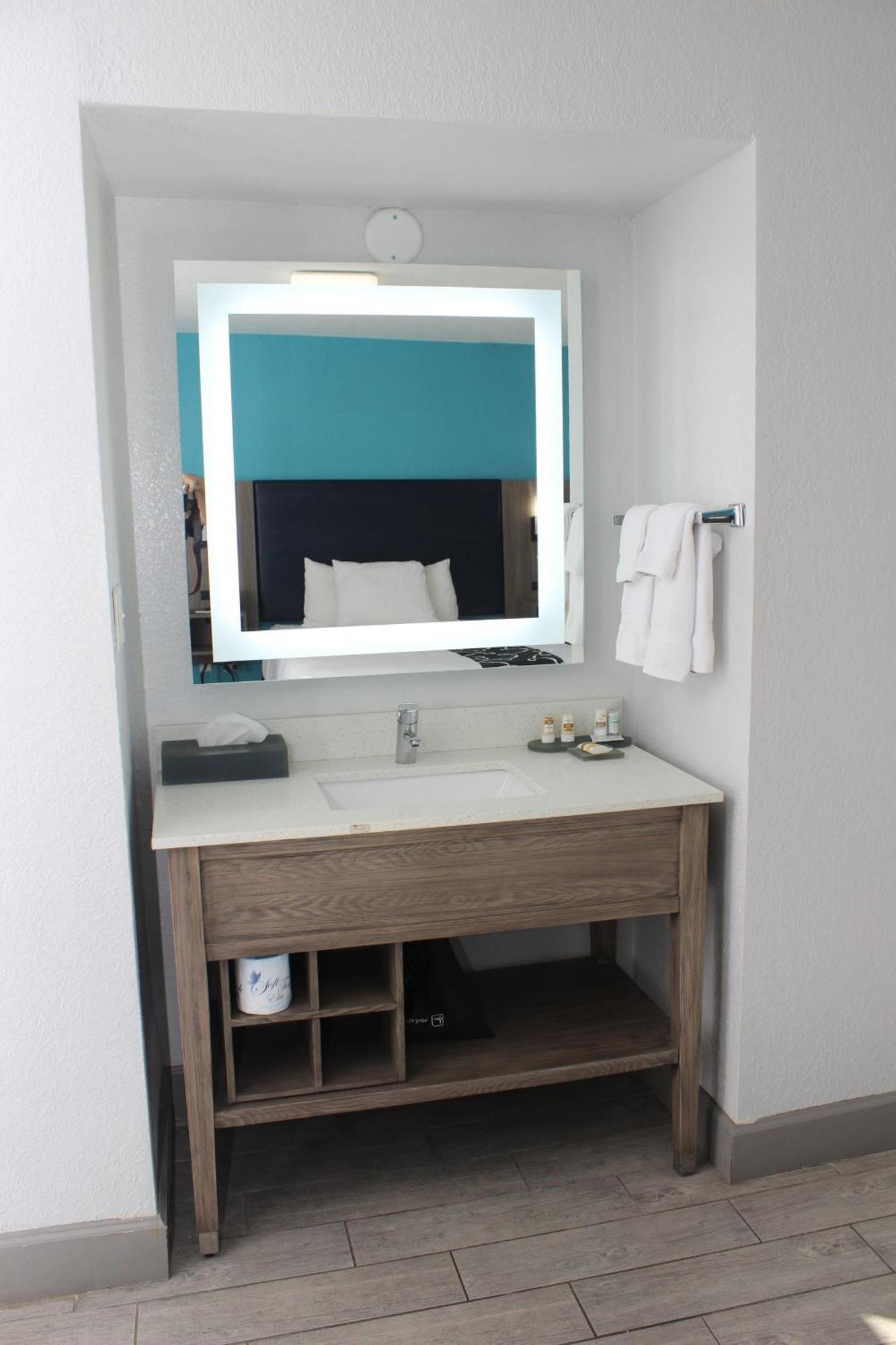 Split Room Two Queen Beds City View Non-Smoking