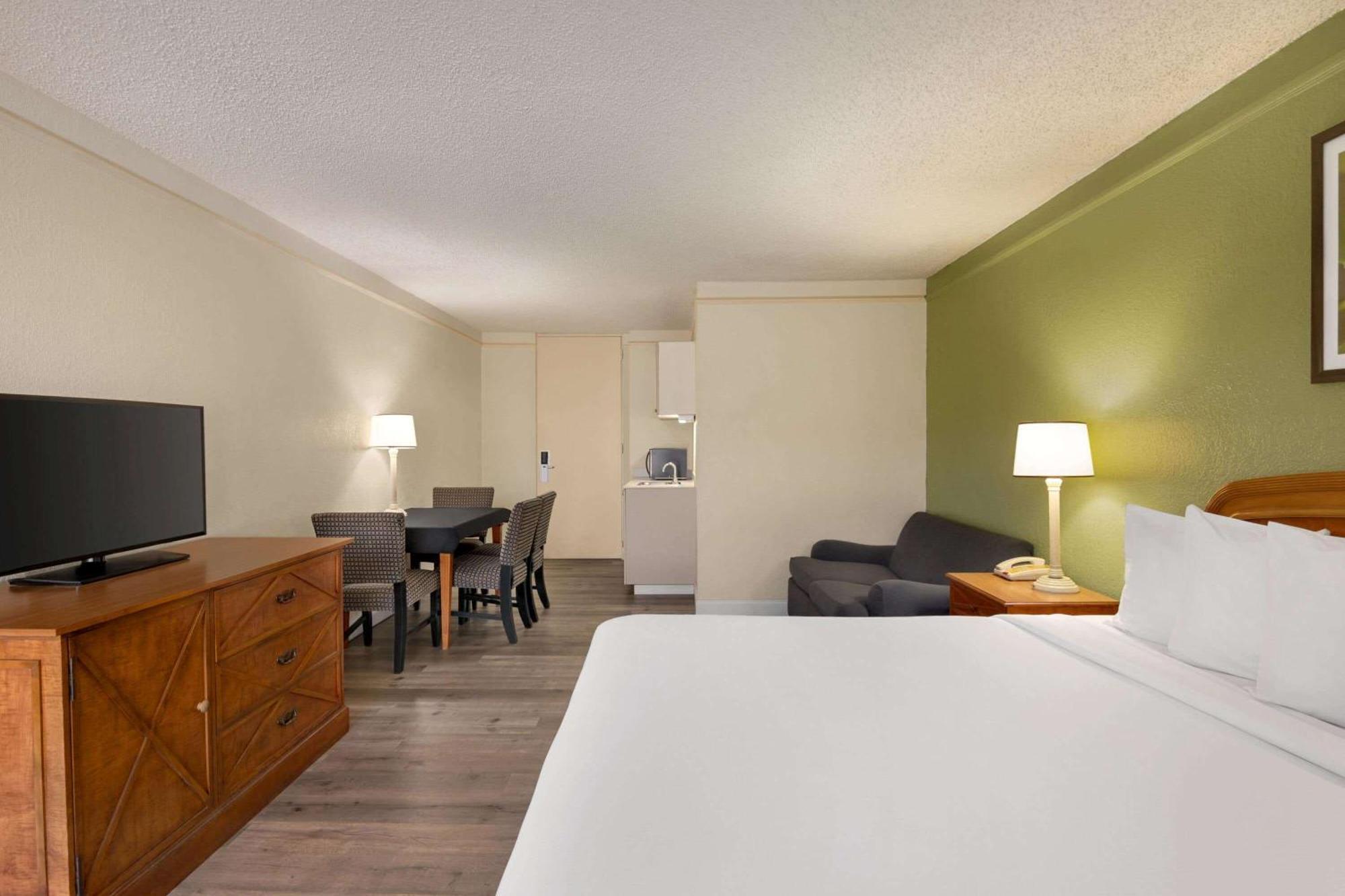 1 King Bed Studio Suite Non-Smoking,1435216489:JPEG