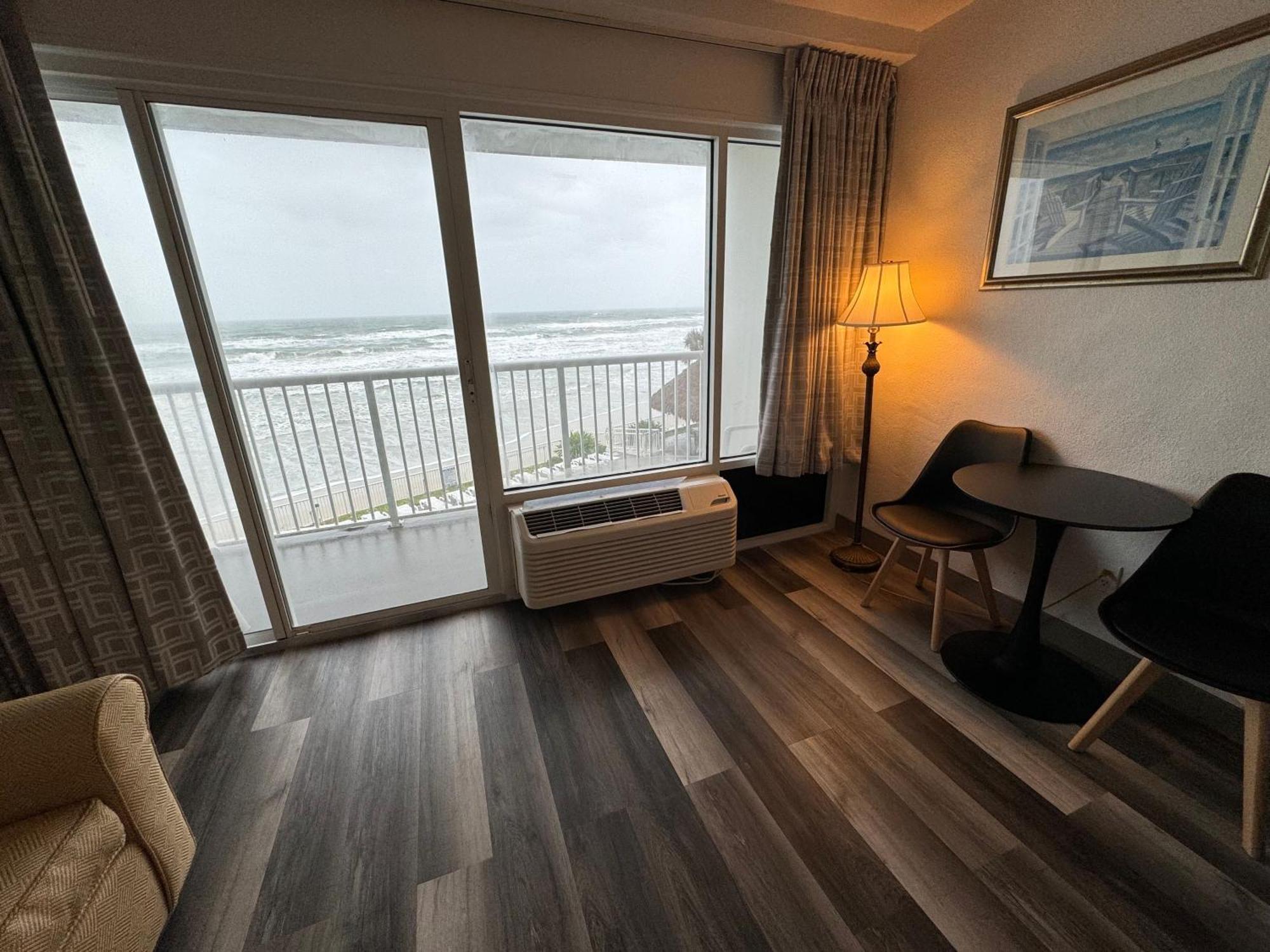 Deluxe Queen Room Oceanfront