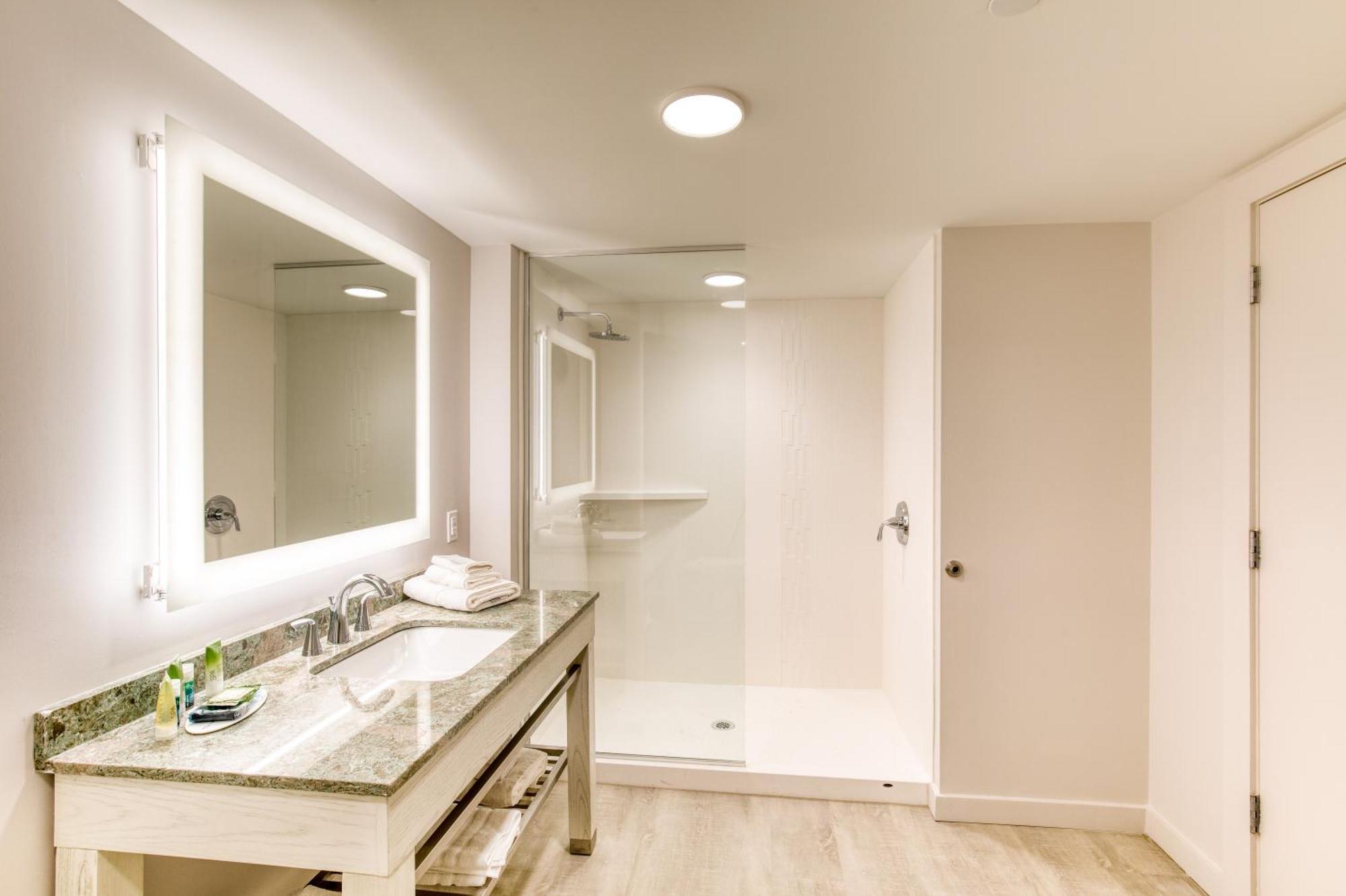 Queen Room 2 Queen Beds City View