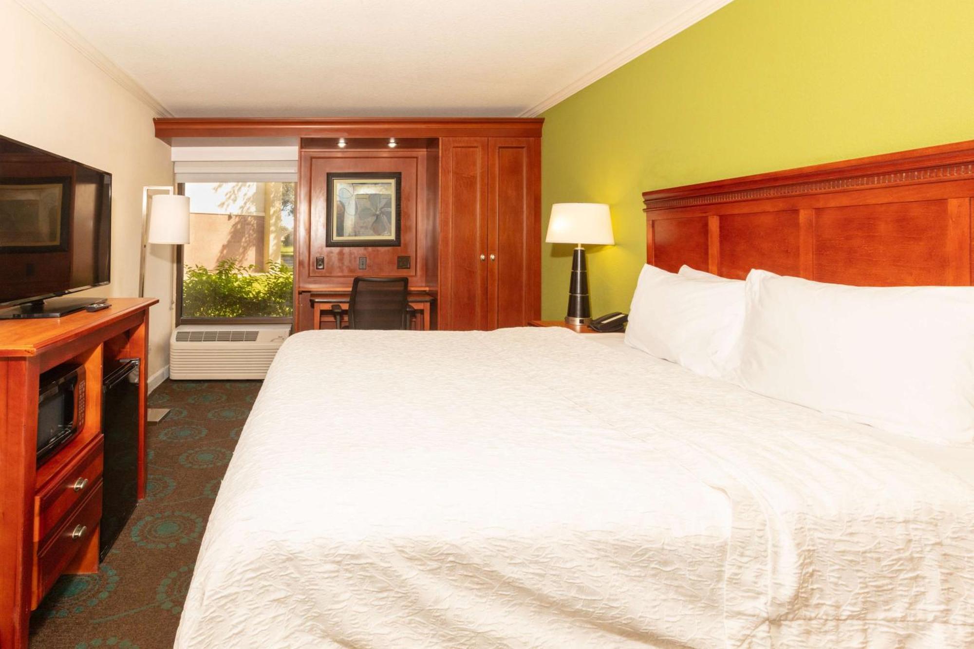 King Room Accessible Tub Mobility Hearing Access or Non-Smoking