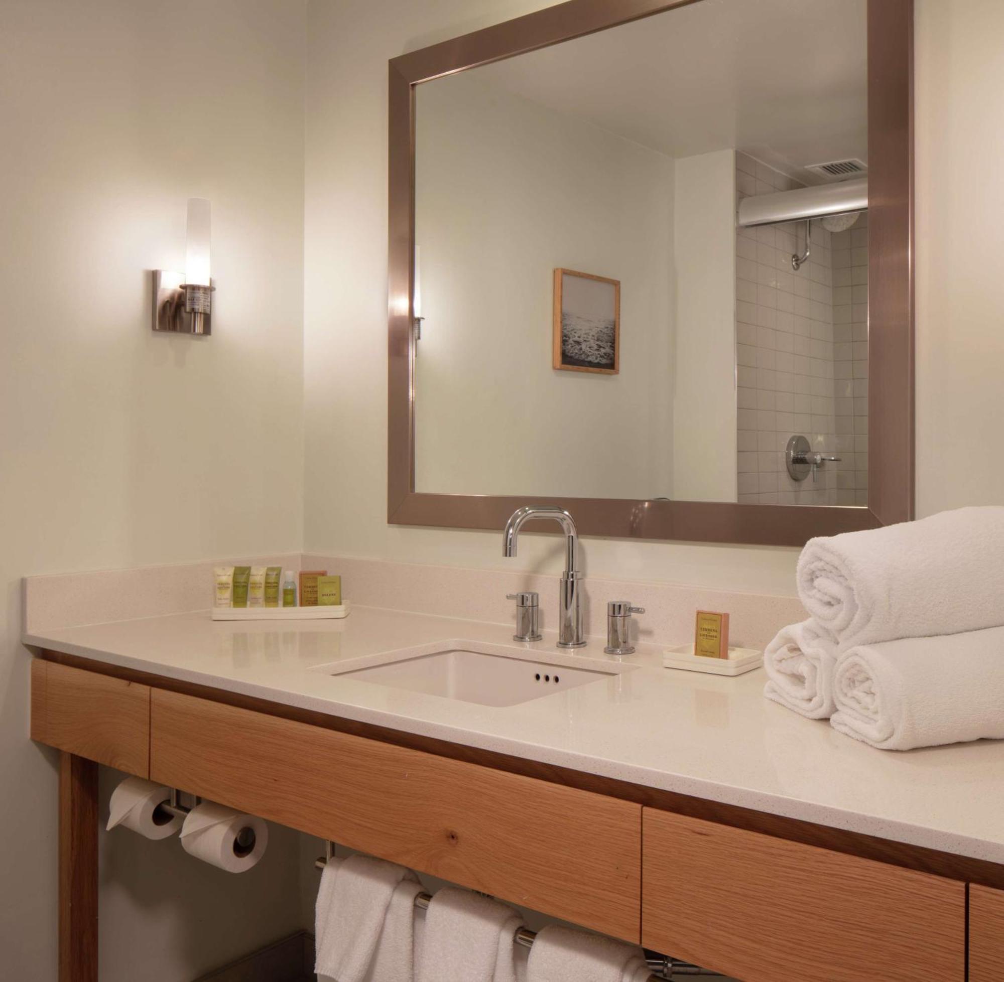 One-Bedroom Queen Suite