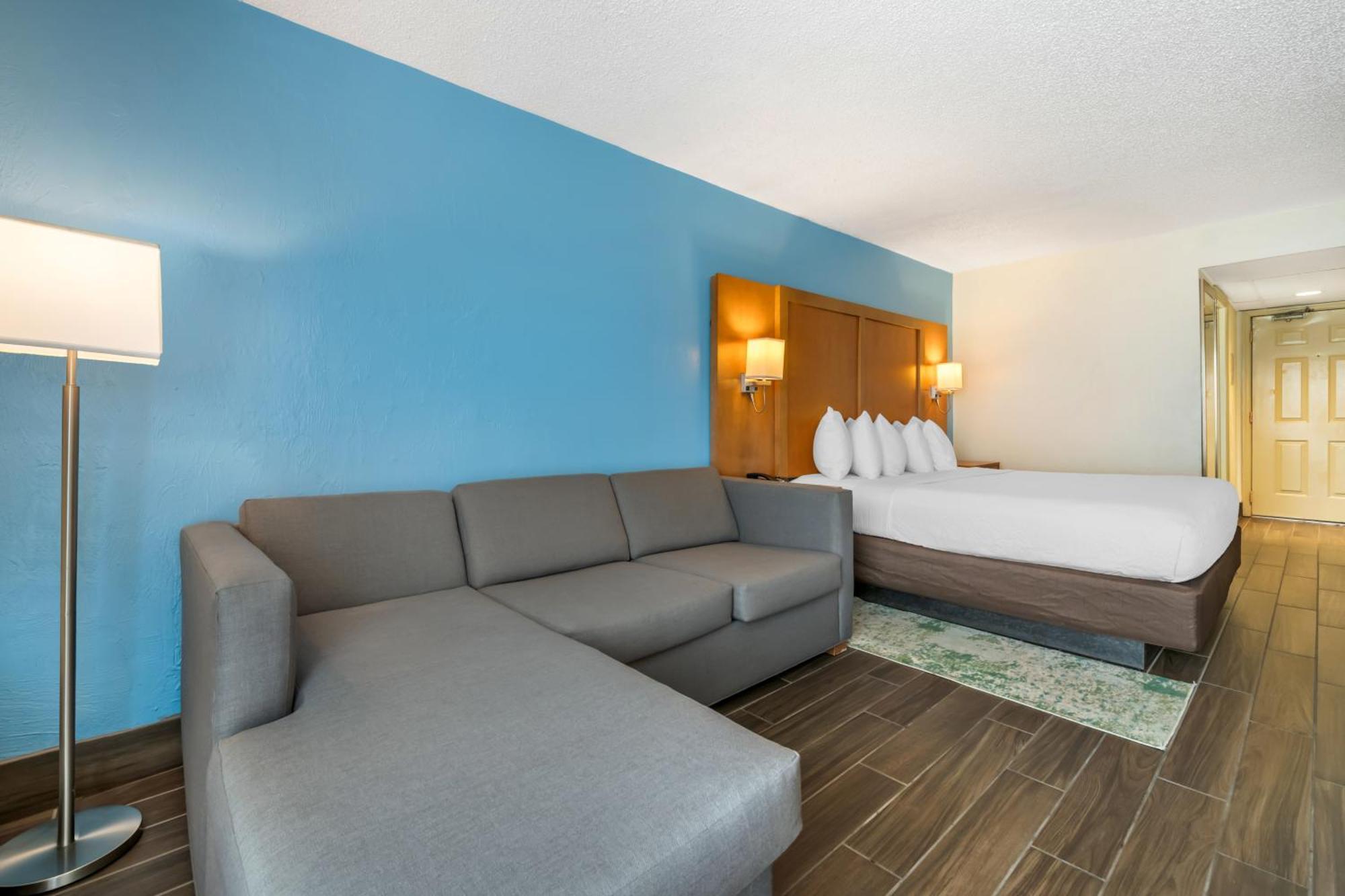 Executive Oceanfront King Room Sofa Bed Top Floor