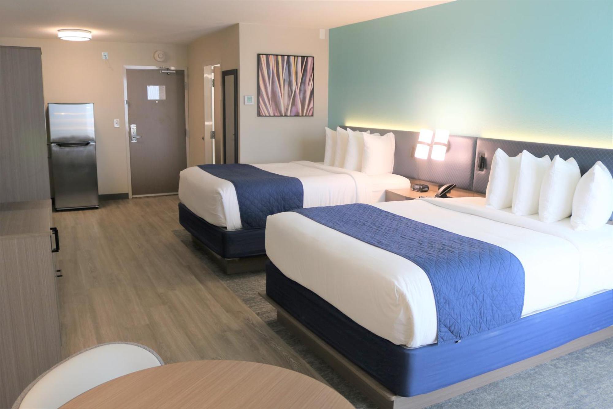 Queen Room with Two Queen Beds and City View - Non-Smoking