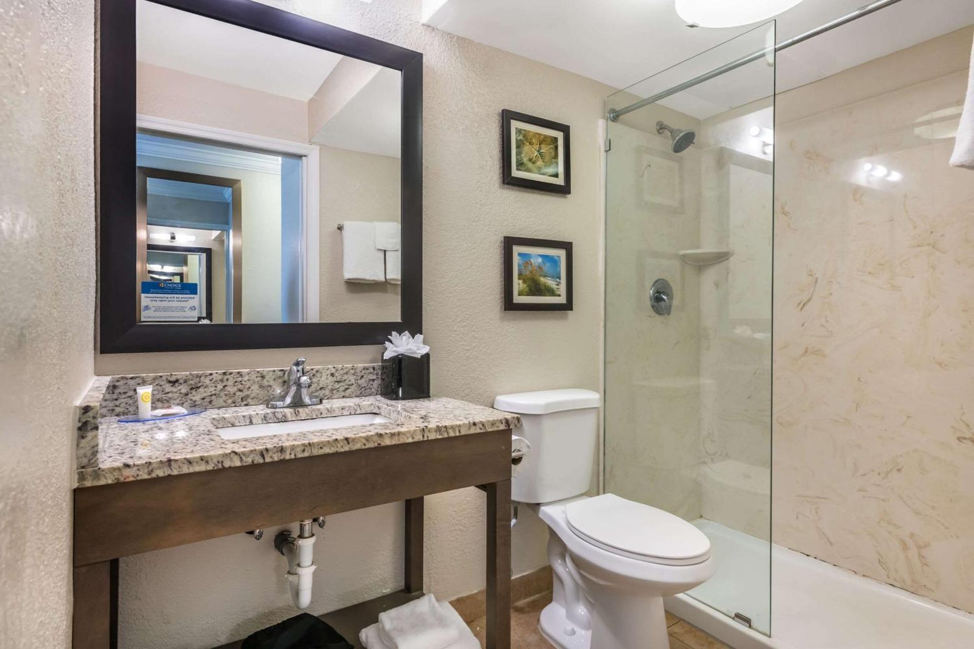 Queen Suite with Two Queen Beds, Balcony, Lower Floor - Non-Smoking,1644407462:JPEG