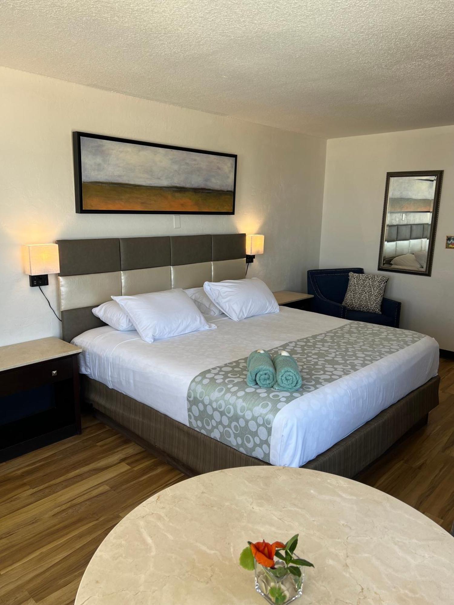 Partial Ocean View King Room W or Balcony & Kitchenette