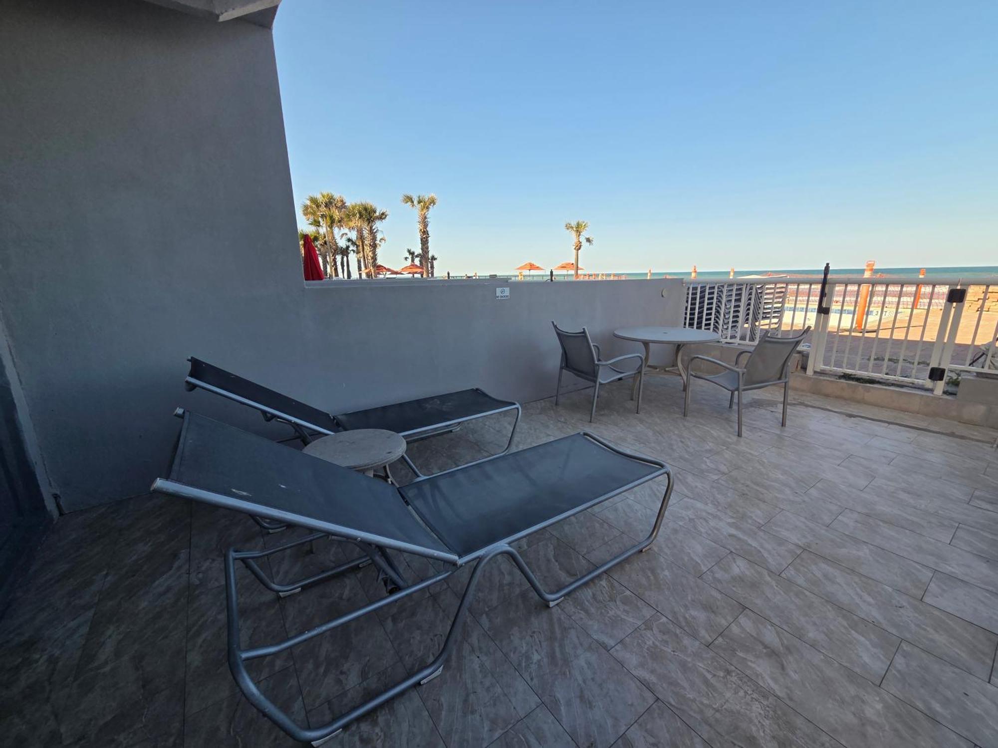 Deluxe Queen Room Patio Sea View