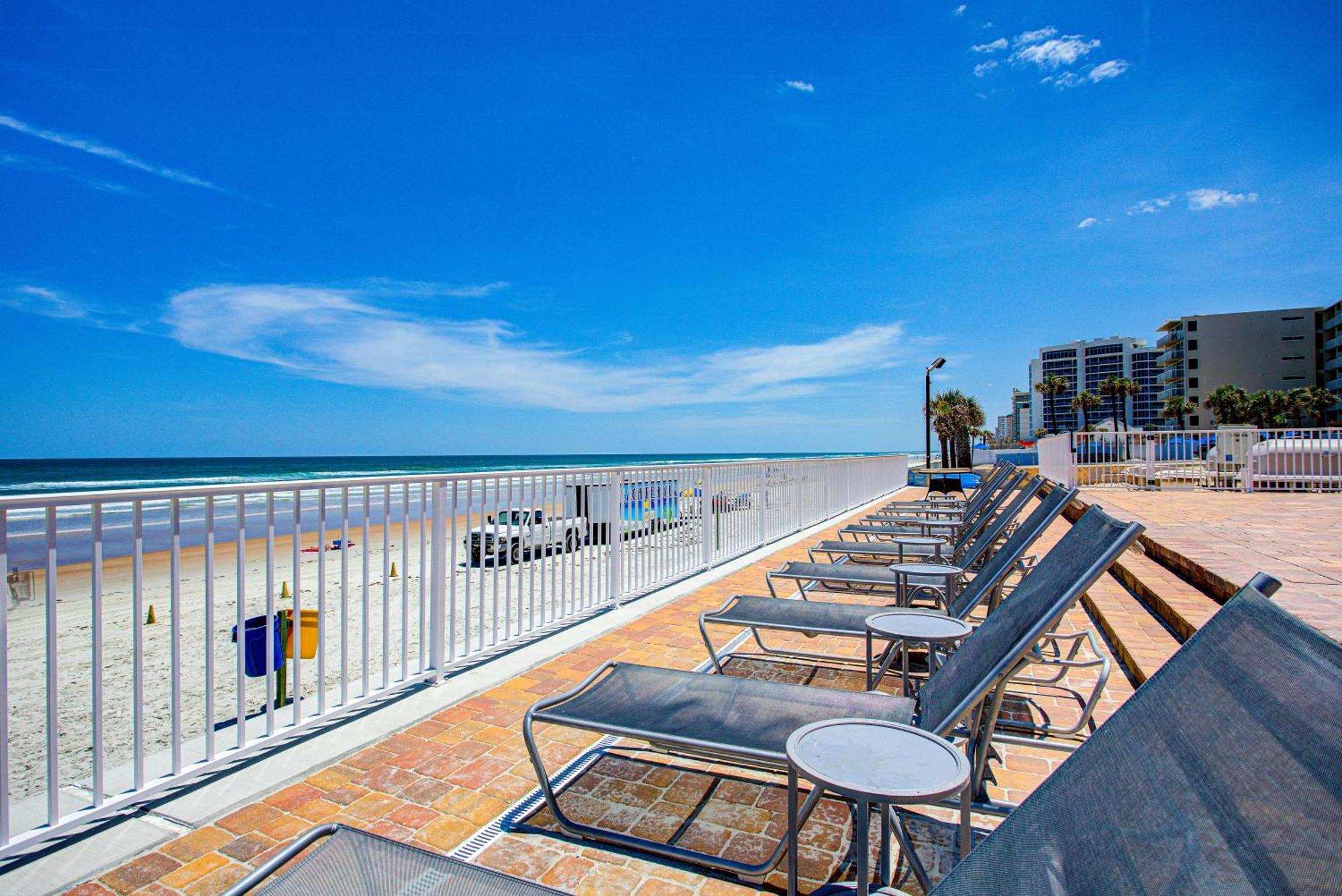 Deluxe Queen Room Patio Sea View