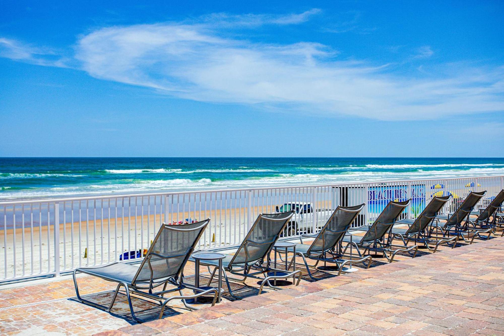 Deluxe Queen Room Patio Sea View
