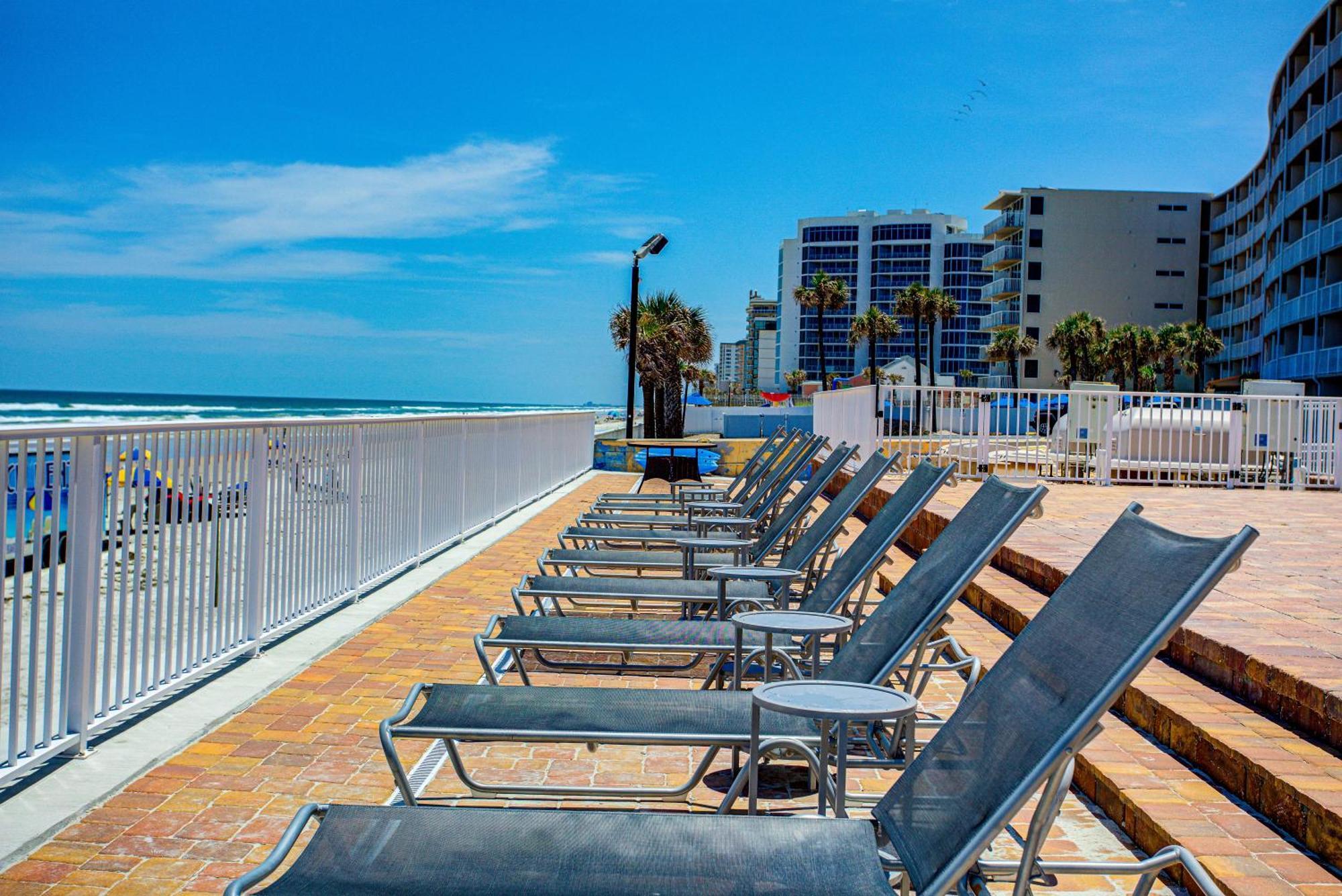 Deluxe Queen Room Patio Sea View