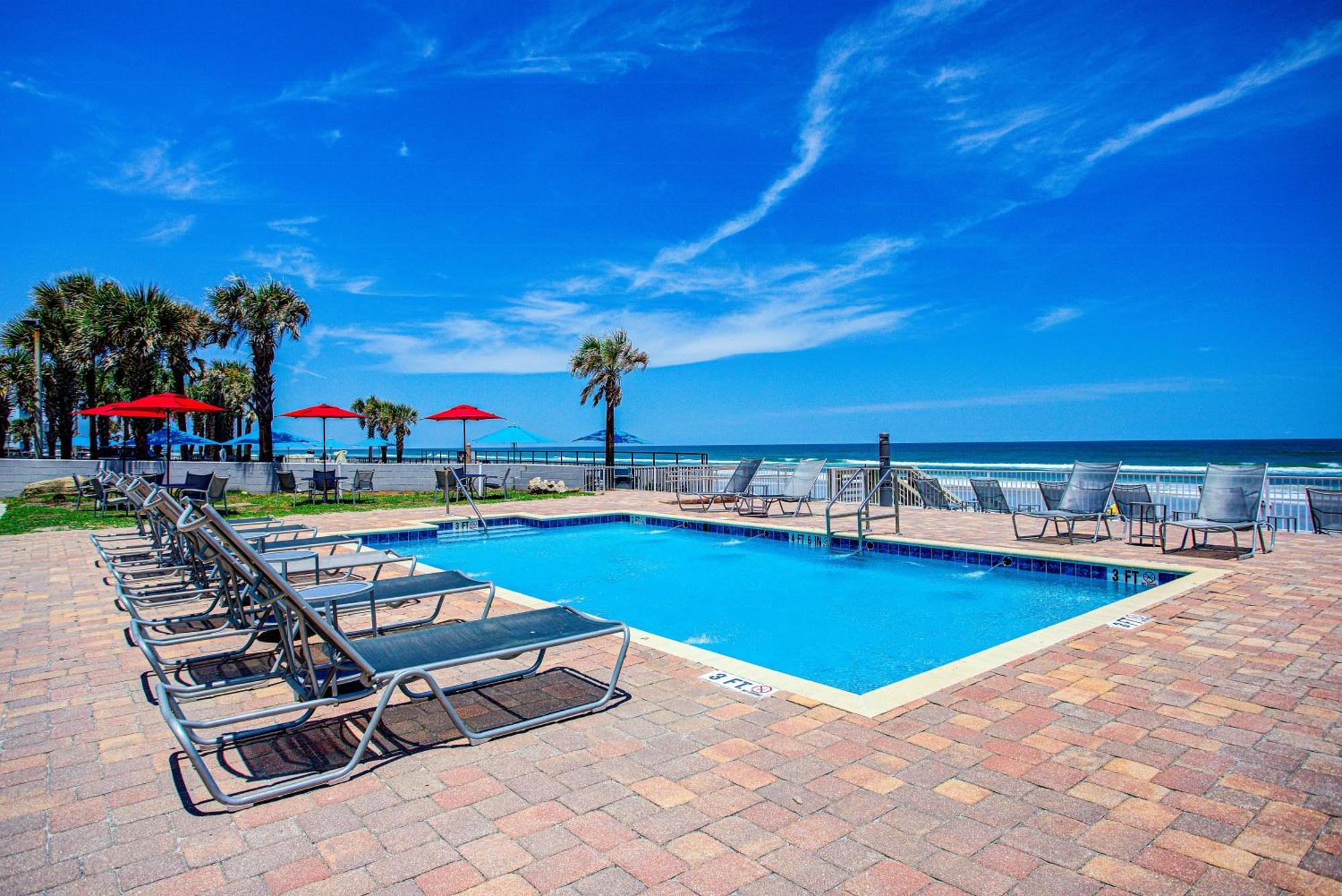 Deluxe Queen Room Patio Sea View