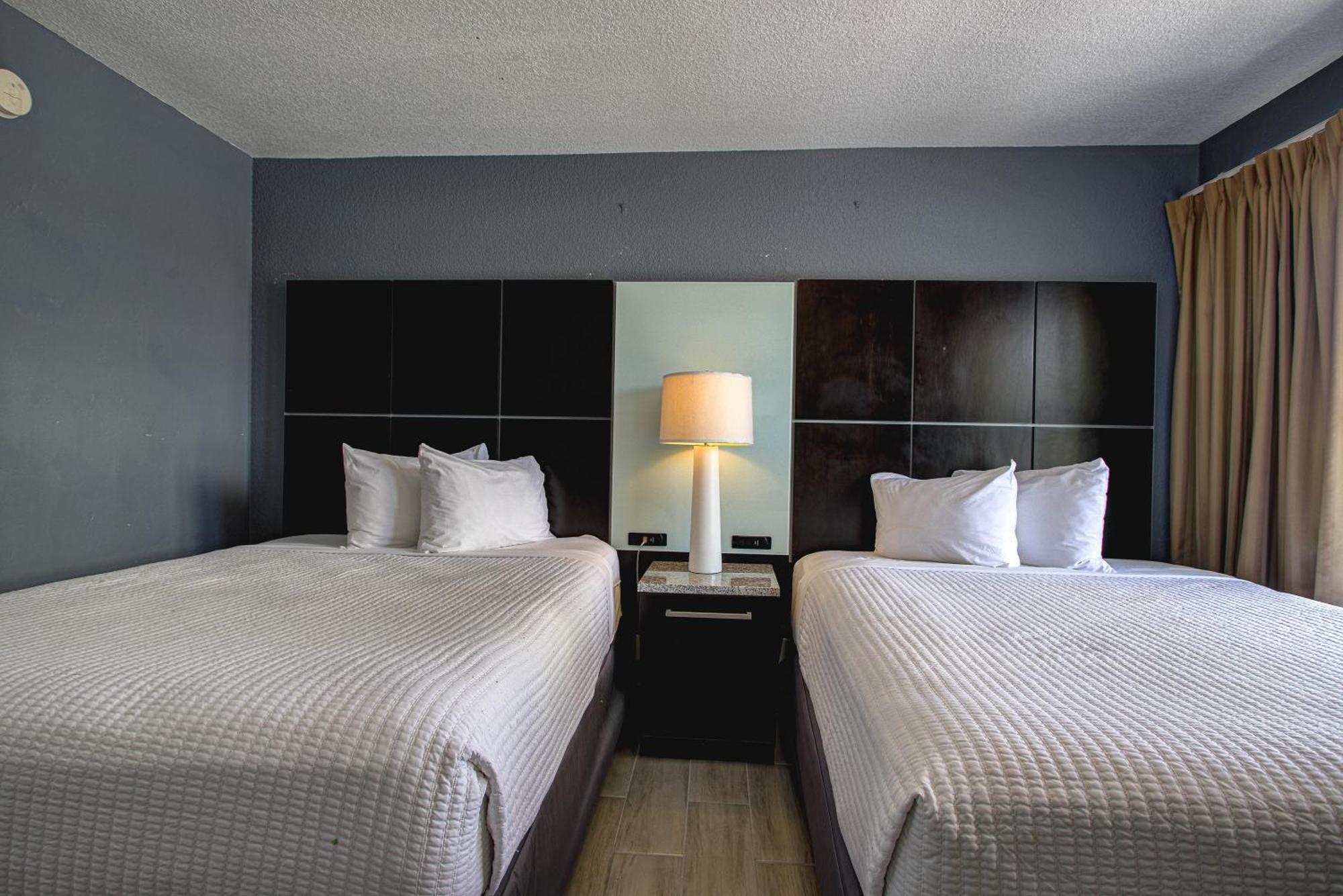 Deluxe Queen Room Patio Sea View