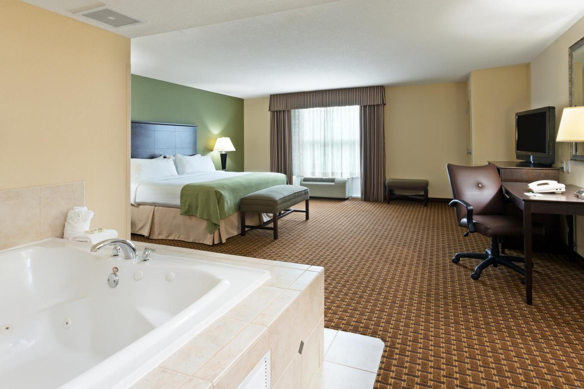 One-Bedroom Suite with Jetted Tub