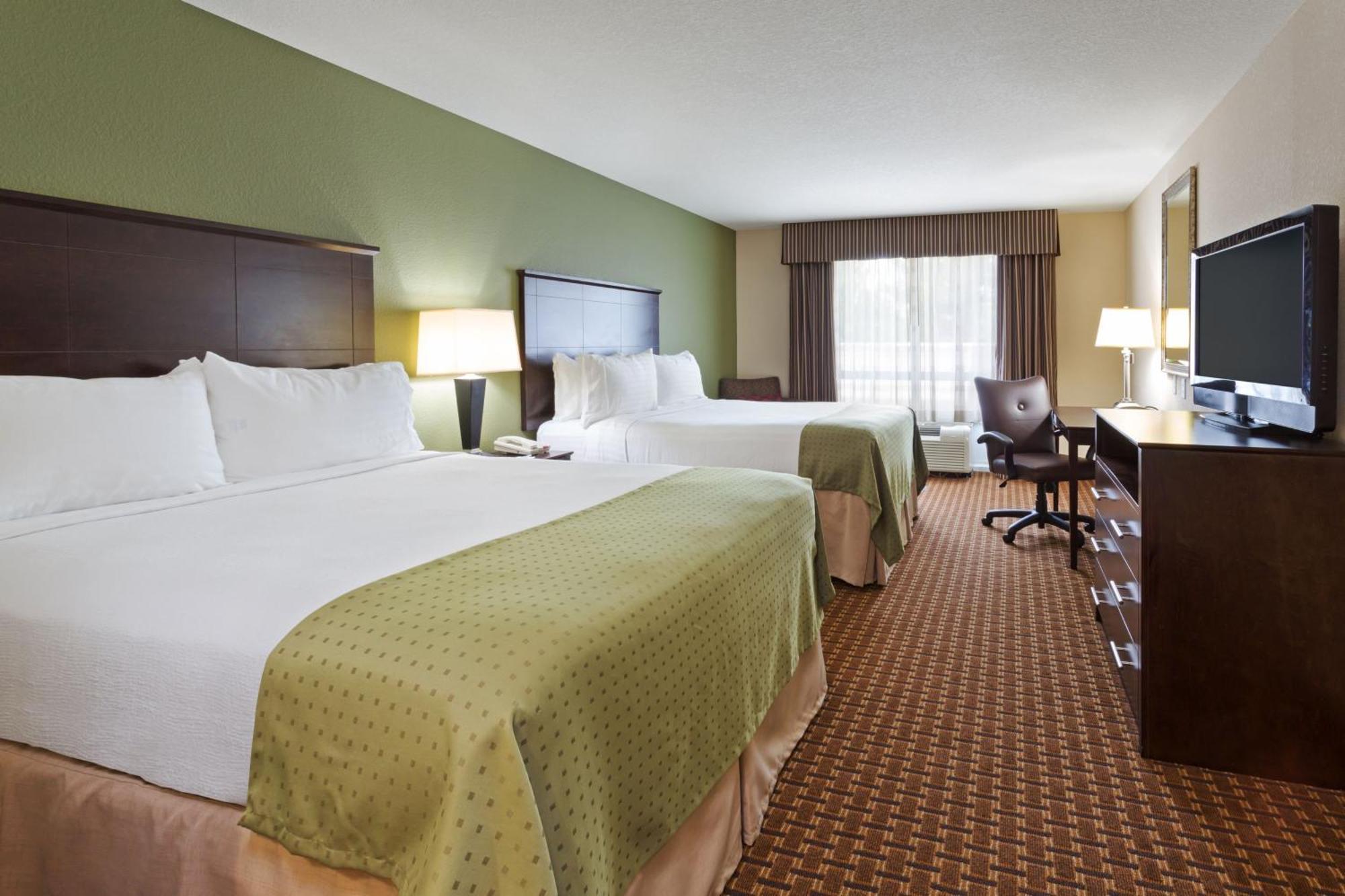 Queen Room with Two Queen Beds - Disability Access with Bath Tub